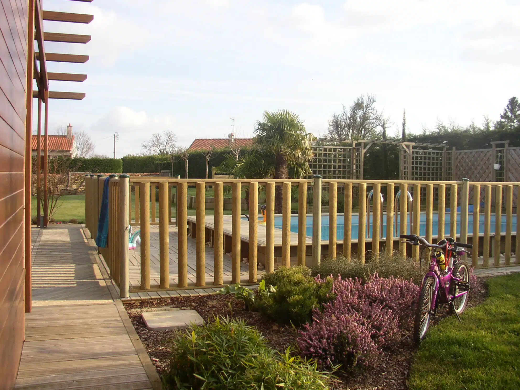 Barrières en bois pour jardin sécurité et esthétique naturelle